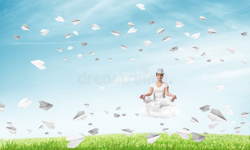 Jeune femme maintenant l'esprit conscient images stock Jeune femme maintenant l'esprit conscient images stock