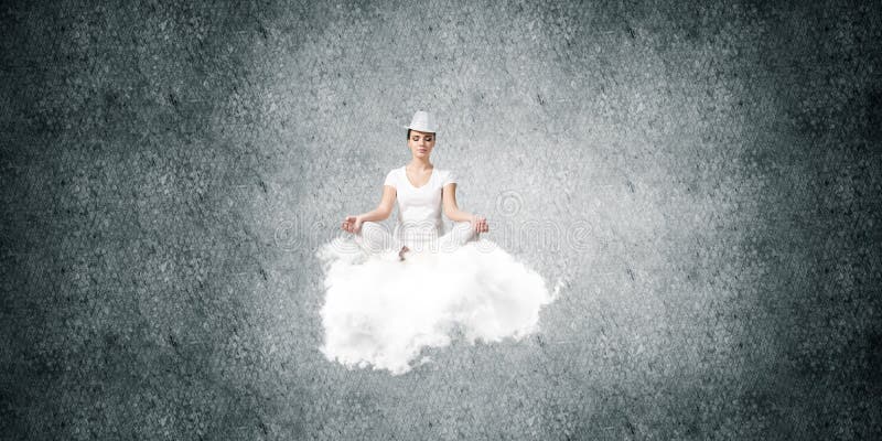 Jeune femme maintenant l'esprit conscient image stock Jeune femme maintenant l'esprit conscient image stock