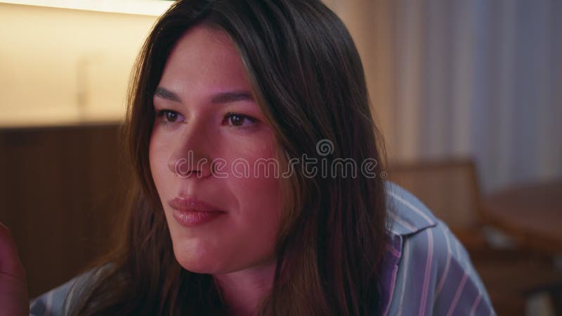 Jeune femme mangeant du pop-corn regarder la télévision avec des amis inconnus soirée à la maison closeuse clips vidéos