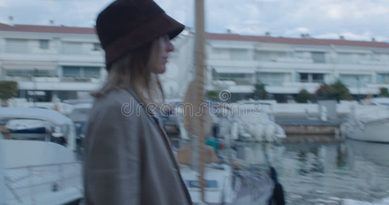 Jeune femme marche au port banque de vidéos