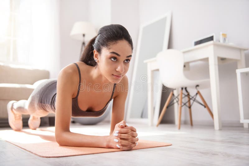 Jeune femme mince faisant un exercice de planche image libre de droits Jeune femme mince faisant un exercice de planche image libre de droits