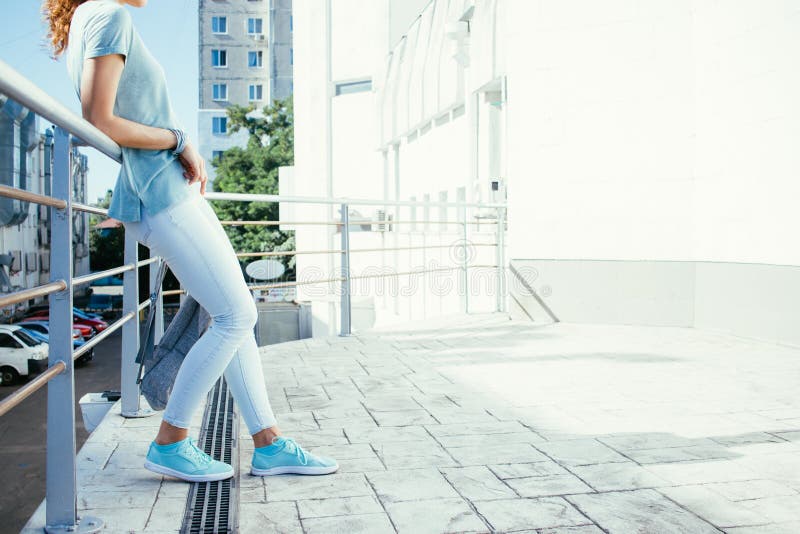 Jeune femme mince se tenant sur le balcon pendant l'été photographie stock libre de droits Jeune femme mince se tenant sur le balcon pendant l'été photographie stock libre de droits