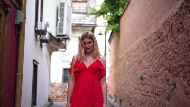 Jeune femme mystérieuse avec le joli visage et les cheveux blonds banque de vidéos