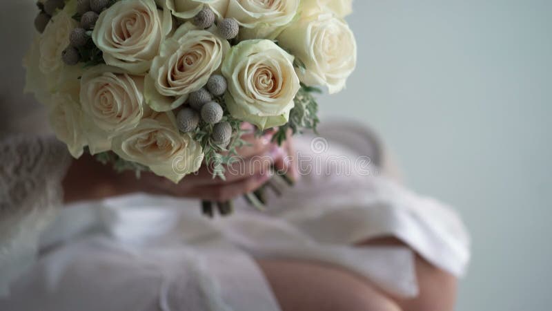 Jeune femme méconnaissable avec le bouquet nuptiale