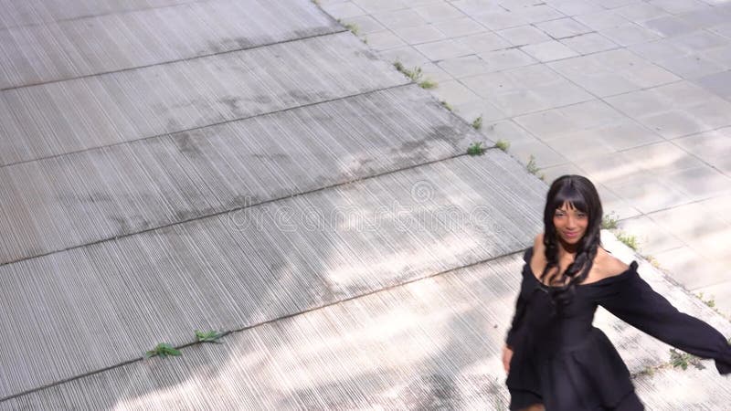 Jeune femme noire dansant dans la rue banque de vidéos
