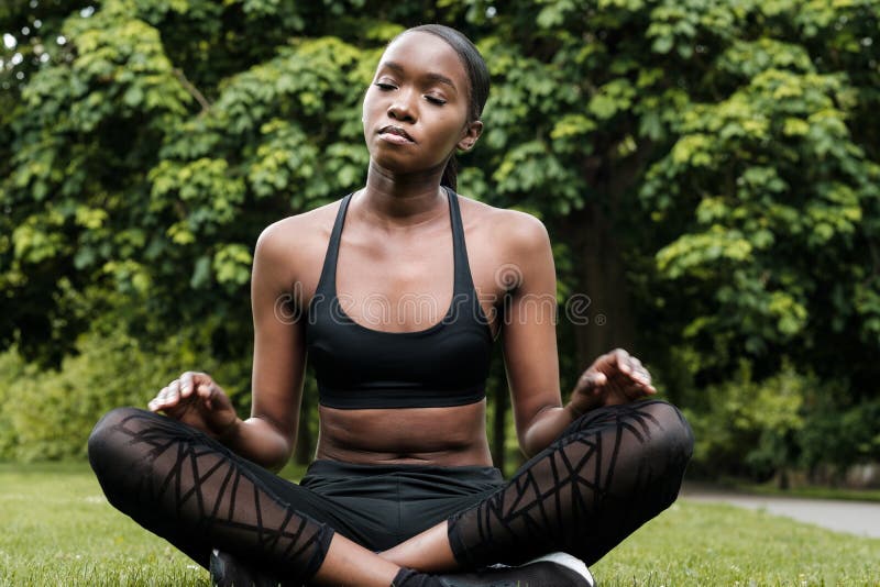 Femme En Tenue De Sport Noire Pratiquant Le Yoga Faisant Une