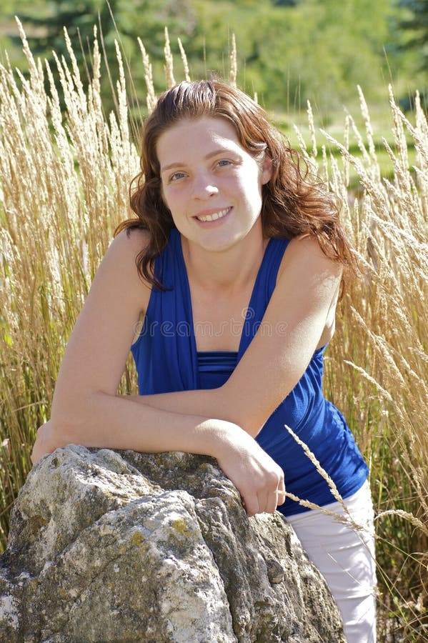 Jeune femme normale photo stock. Image du nature, verticale 10774430