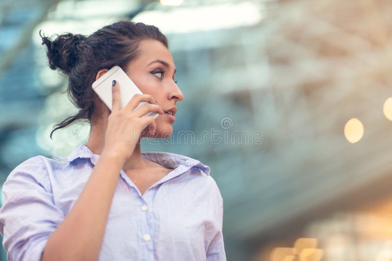 Jeune femme occupée avec appeler, causant sur le portrait de vue de côté de téléphone portable photos libres de droits Jeune femme occupée avec appeler, causant sur le portrait de vue de côté de téléphone portable photos libres de droits