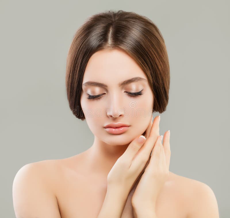Jeune femme parfaite avec le portrait clair de peau Soins de la peau et concept facial de traitement photo libre de droits Jeune femme parfaite avec le portrait clair de peau Soins de la peau et concept facial de traitement photo libre de droits