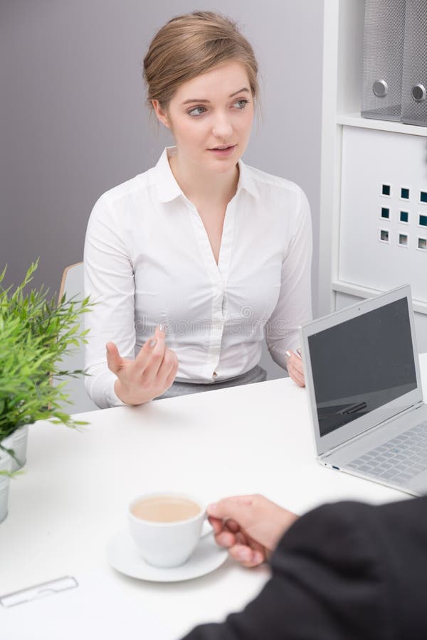 Jeune femme pendant l'entrevue d'emploi images stock Jeune femme pendant l'entrevue d'emploi images stock