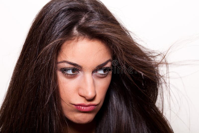 ? Jeune femme pensante avec la longue pose de cheveu image stock ? Jeune femme pensante avec la longue pose de cheveu image stock