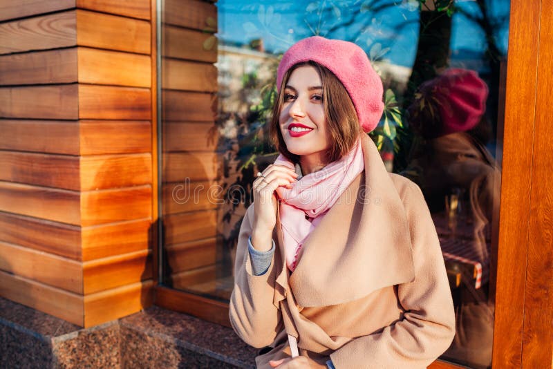 Jeune femme portant l'extérieur à la mode de manteau et de béret Vêtements et accessoires femelles de ressort Mode image stock Jeune femme portant l'extérieur à la mode de manteau et de béret Vêtements et accessoires femelles de ressort Mode image stock