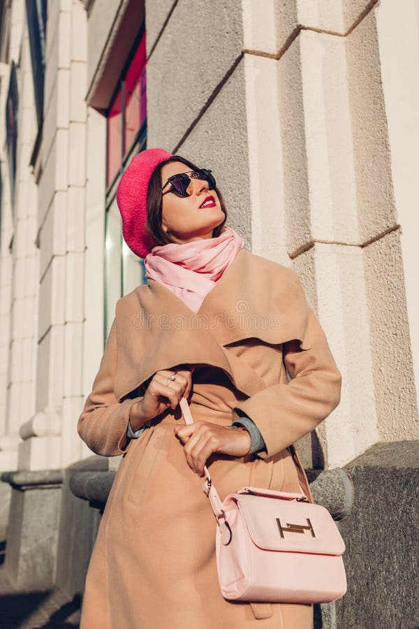 Jeune femme portant le manteau à la mode et tenant le sac à main élégant dehors Vêtements et accessoires femelles de ressort Mode photos stock Jeune femme portant le manteau à la mode et tenant le sac à main élégant dehors Vêtements et accessoires femelles de ressort Mode photos stock