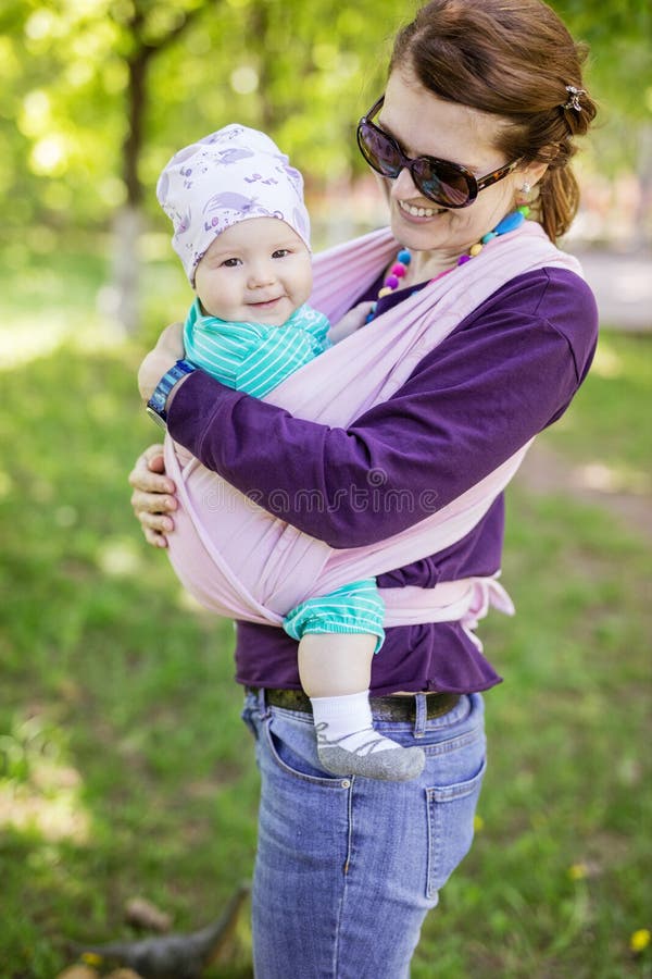 Jeune Femme Portant Sa Fille De Bebe En Parc Tisse D Exterieur D Enveloppe Au Printemps Photo Stock Image Du Famille Transporteur Jeune Femme Portant Sa Fille De Bebe En Parc Tisse D Exterieur D Enveloppe Au Printemps Photo Stock Image Du Famille Transporteur