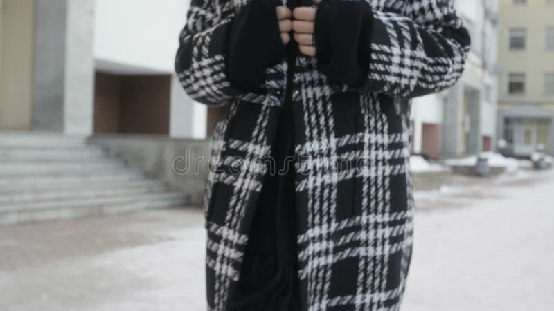 Jeune femme posant près du gratte-ciel banque de vidéos