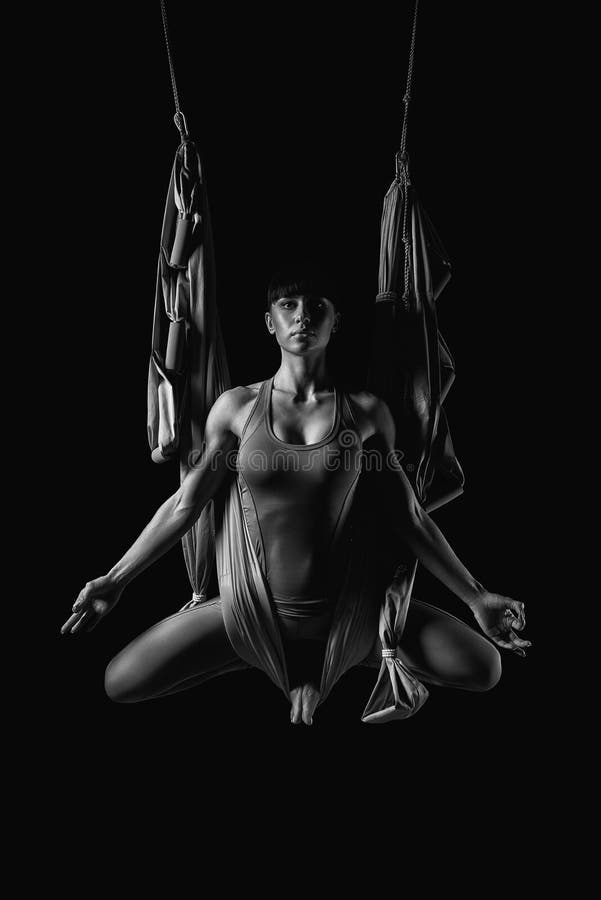 Jeune femme pratiquant l'hamac aérien de yoga images stock Jeune femme pratiquant l'hamac aérien de yoga images stock
