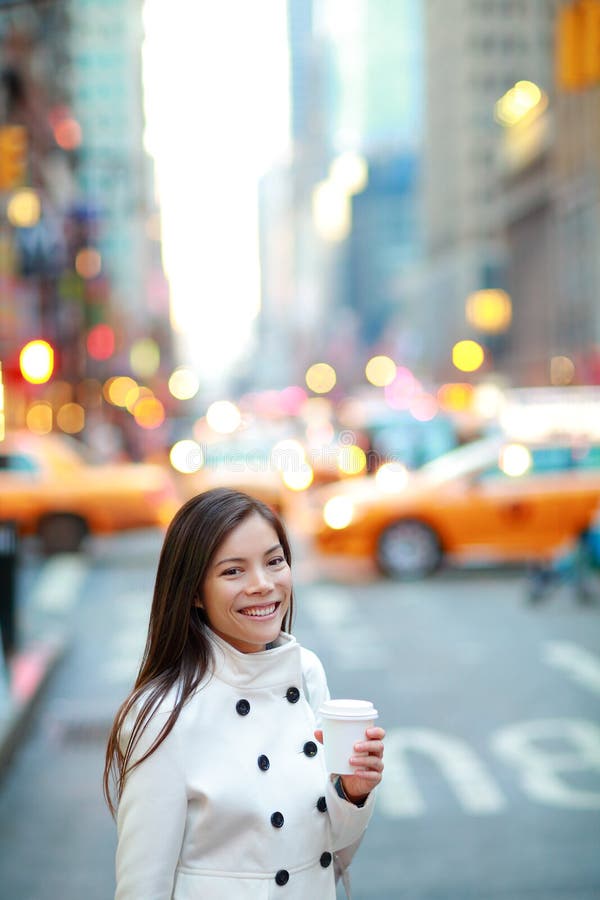 Jeune femme professionnelle urbaine New York photographie stock libre de droits Jeune femme professionnelle urbaine New York photographie stock libre de droits