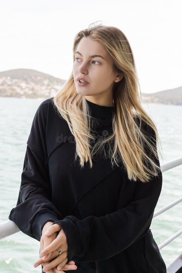 Jeune femme regardant la mer depuis image stock