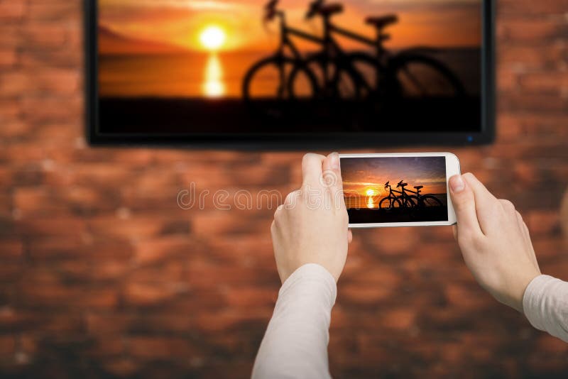 Jeune femme regardant la TV futée images stock Jeune femme regardant la TV futée images stock