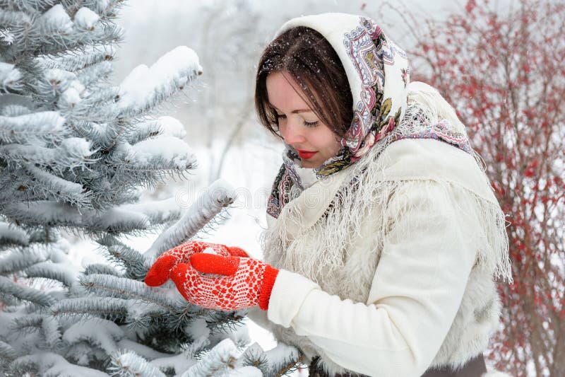 Jeune femme russe en parc d'hiver photos libres de droits Jeune femme russe en parc d'hiver photos libres de droits