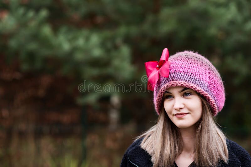 Jeune femme réfléchie dans le chapeau de laine image stock Jeune femme réfléchie dans le chapeau de laine image stock