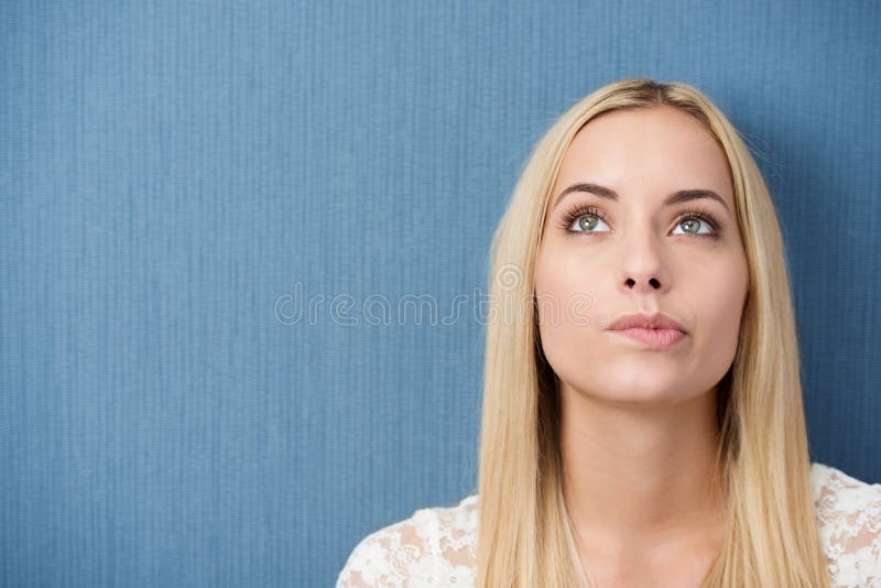 Jeune femme réfléchie mordant sa lèvre images libres de droits Jeune femme réfléchie mordant sa lèvre images libres de droits