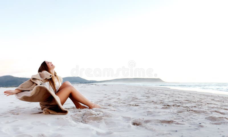 Jeune femme s'asseyant sur le sable images libres de droits Jeune femme s'asseyant sur le sable images libres de droits