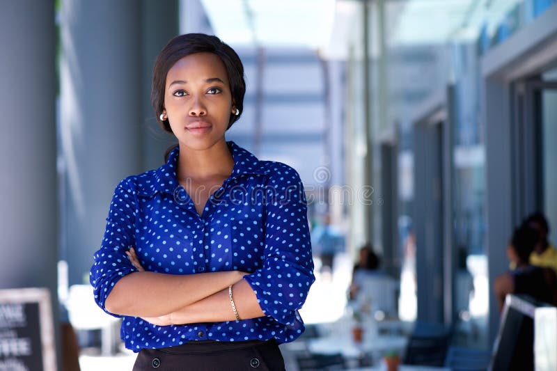 Jeune femme sûre d'afro-américain se tenant dans la ville photo libre de droits
