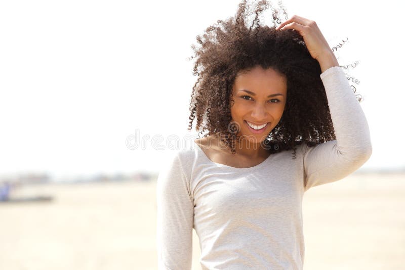 Jeune femme sûre souriant dehors image stock
