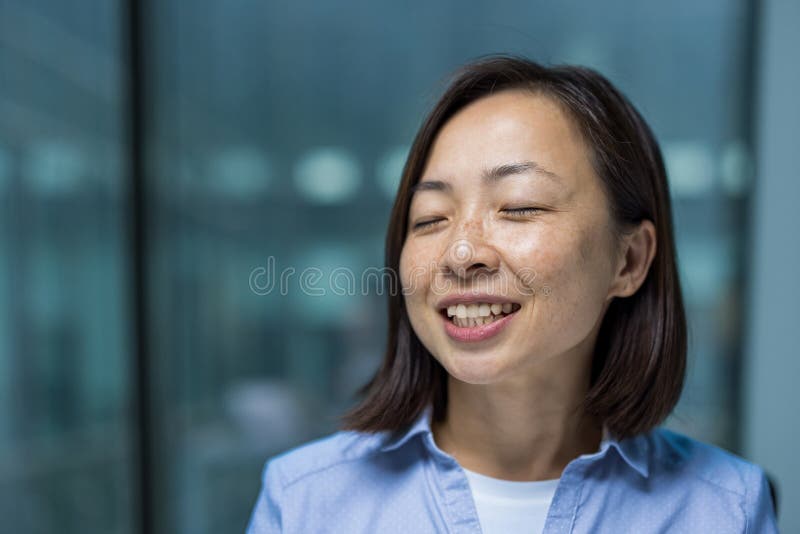 Jeune femme se relaxant et se reposant près rêveur travail de bureau avec les yeux fermés à l'intérieur du bureau fermer images stock