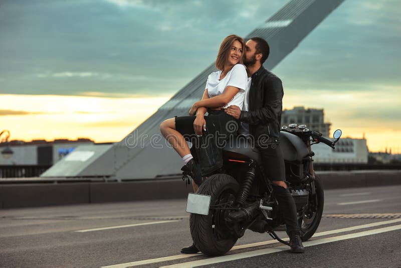 portrait jeune homme posant sur la moto, hommes de la mode 11521795 Photo  de stock chez Vecteezy