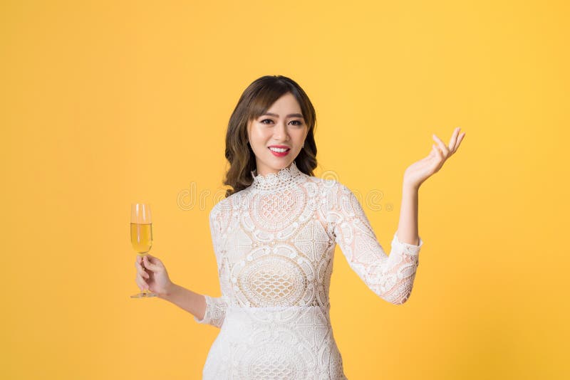 Jeune femme sexy et sexy vêtue de blanc vêtue de boisson alcoolisée cocktail images libres de droits Jeune femme sexy et sexy vêtue de blanc vêtue de boisson alcoolisée cocktail images libres de droits