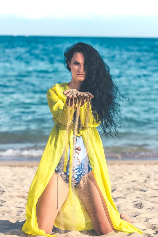 Jeune femme sexy posant sur la plage tropicale de l'île de Bali, Indonésie l'asie photo libre de droits