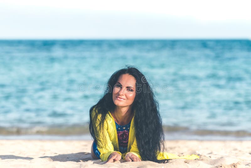 Jeune femme sexy posant sur la plage tropicale de l'île de Bali, Indonésie l'asie image stock