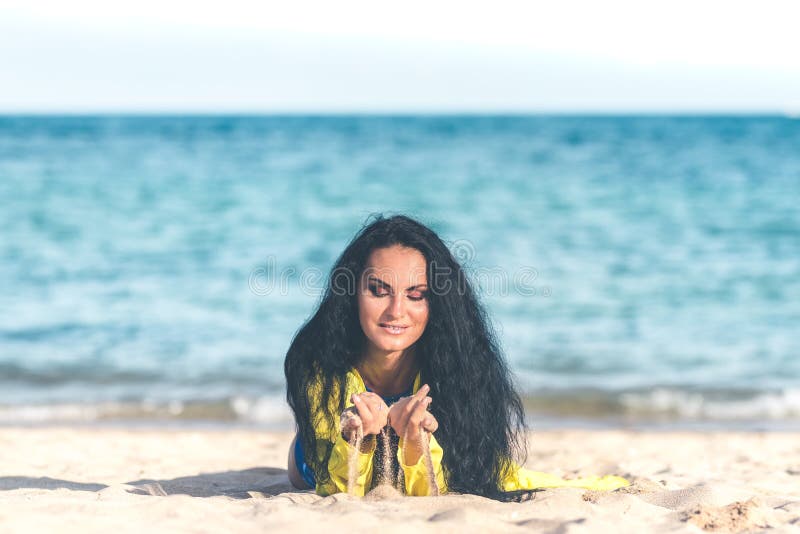 Jeune femme sexy posant sur la plage tropicale de l'île de Bali, Indonésie l'asie images libres de droits