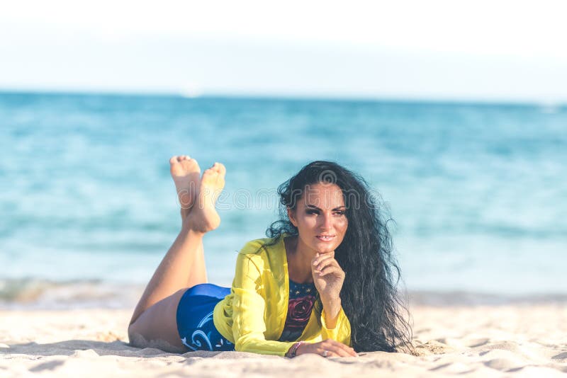 Jeune femme sexy posant sur la plage tropicale de l'île de Bali, Indonésie l'asie photos stock