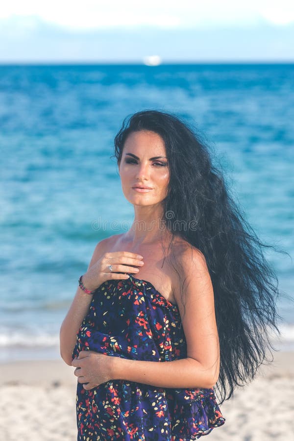 Jeune femme sexy posant sur la plage tropicale de l'île de Bali, Indonésie l'asie photo stock