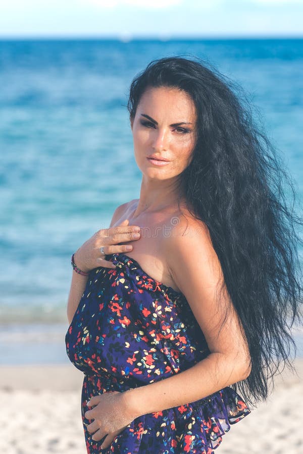 Jeune femme sexy posant sur la plage tropicale de l'île de Bali, Indonésie l'asie image libre de droits