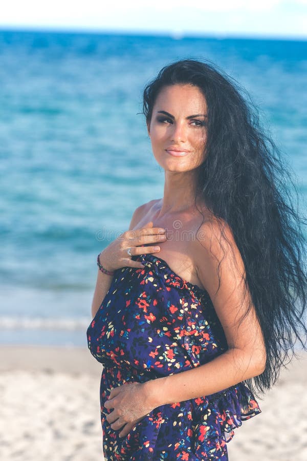 Jeune femme sexy posant sur la plage tropicale de l'île de Bali, Indonésie l'asie images stock