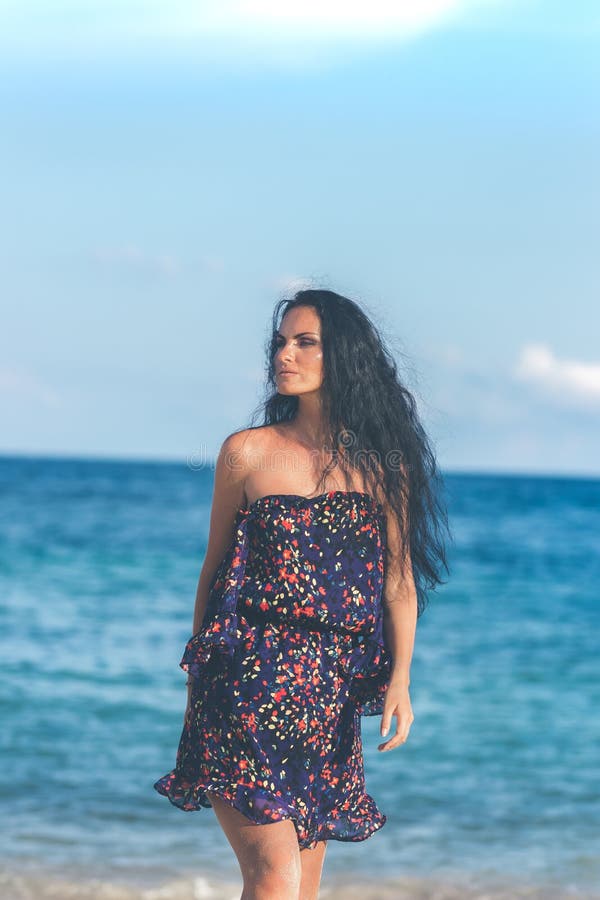 Jeune femme sexy posant sur la plage tropicale de l'île de Bali, Indonésie l'asie photos stock