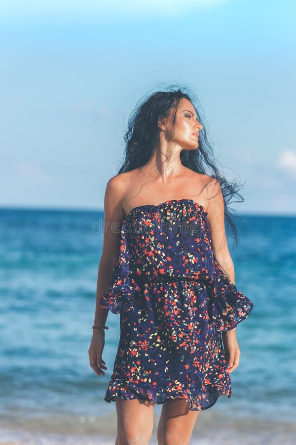 Jeune femme sexy posant sur la plage tropicale de l'île de Bali, Indonésie l'asie images libres de droits
