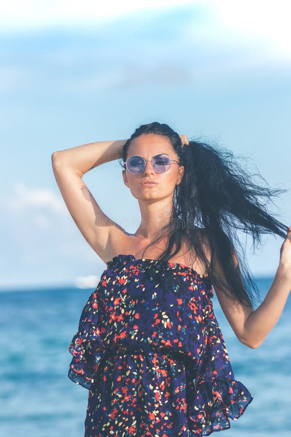 Jeune femme sexy posant sur la plage tropicale de l'île de Bali, Indonésie l'asie photographie stock