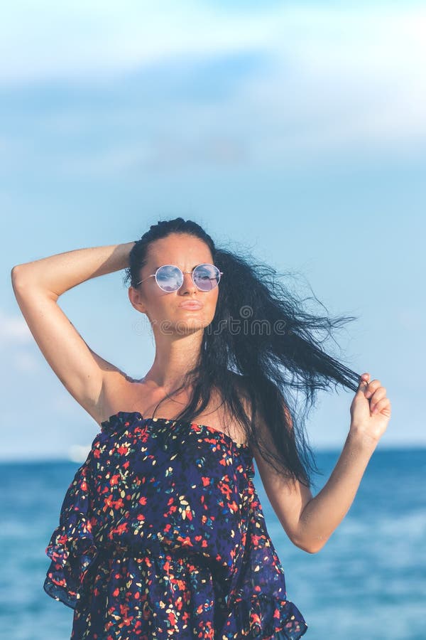 Jeune femme sexy posant sur la plage tropicale de l'île de Bali, Indonésie l'asie images libres de droits