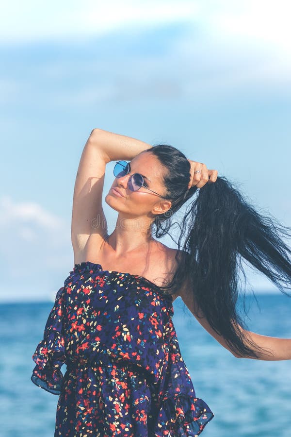 Jeune femme sexy posant sur la plage tropicale de l'île de Bali, Indonésie l'asie image libre de droits