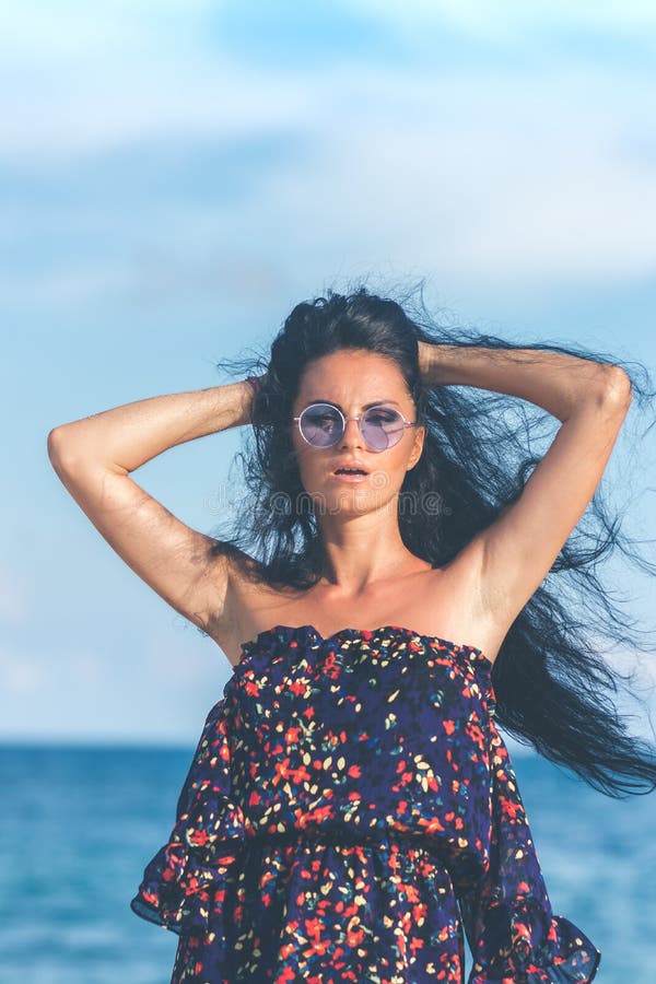 Jeune femme sexy posant sur la plage tropicale de l'île de Bali, Indonésie l'asie images libres de droits