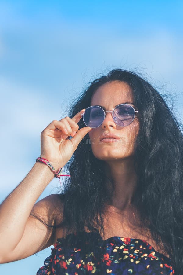 Jeune femme sexy posant sur la plage tropicale de l'île de Bali, Indonésie l'asie photos stock