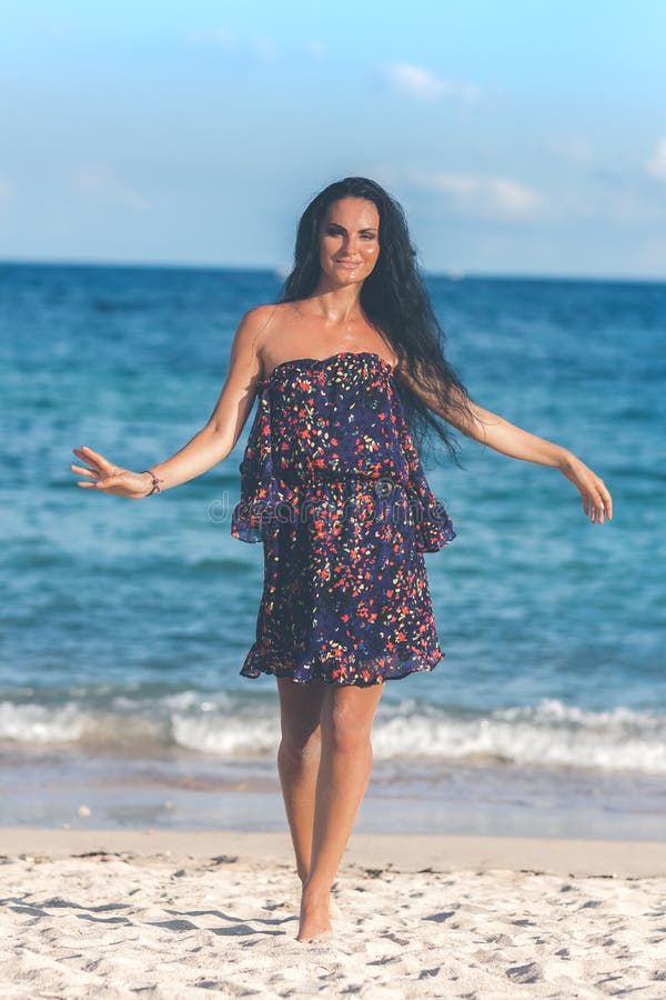 Jeune femme sexy posant sur la plage tropicale de l'île de Bali, Indonésie l'asie image stock