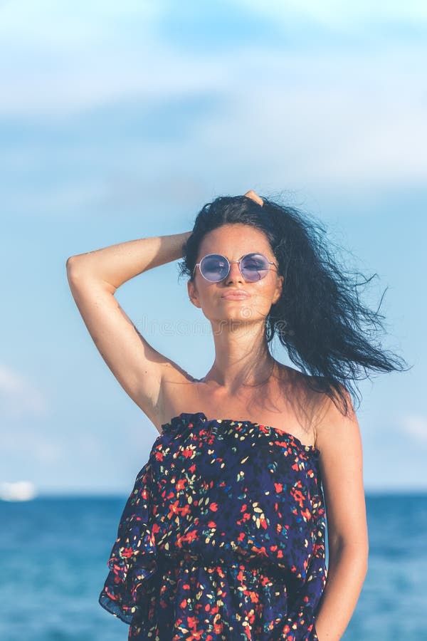 Jeune femme sexy posant sur la plage tropicale de l'île de Bali, Indonésie l'asie photo libre de droits