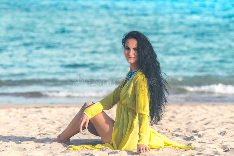 Jeune femme sexy posant sur la plage tropicale de l'île de Bali, Indonésie l'asie images stock