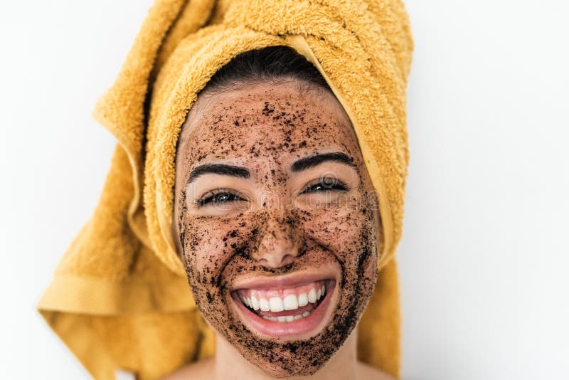 Jeune Femme Souriante Appliquant Un Masque De Gommage Au Café Sur Le Visage  Fille Heureuse Ayant Soin De La Peau Jour De Spa à La Photo stock - Image  du matin, café